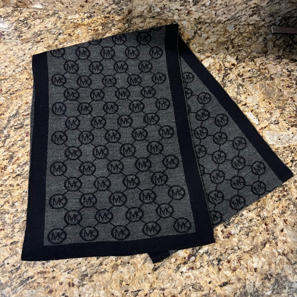 Micheal Kors black and grey scarf 70% acrylic 30% wool